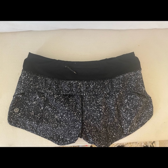 Lululemon speed up short 2.5” size 4 - Picture 2 of 2